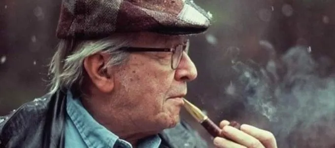 Olavo de Carvalho fumando um cachimbo