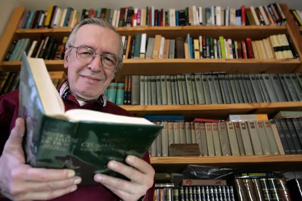 Olavo de Carvalho com um livro
